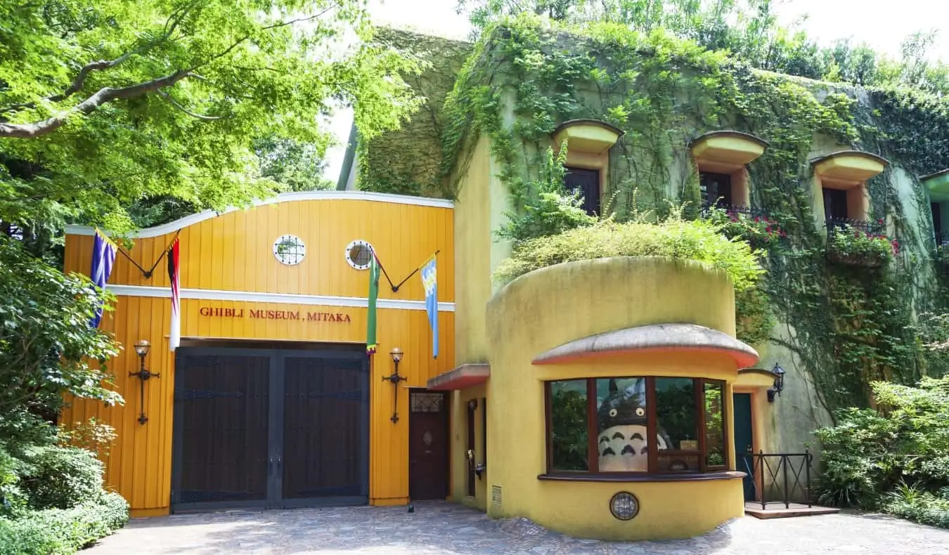 Eine ruhige, schmale Gasse in Tokio, Japan, mit Bars entlang der Straße