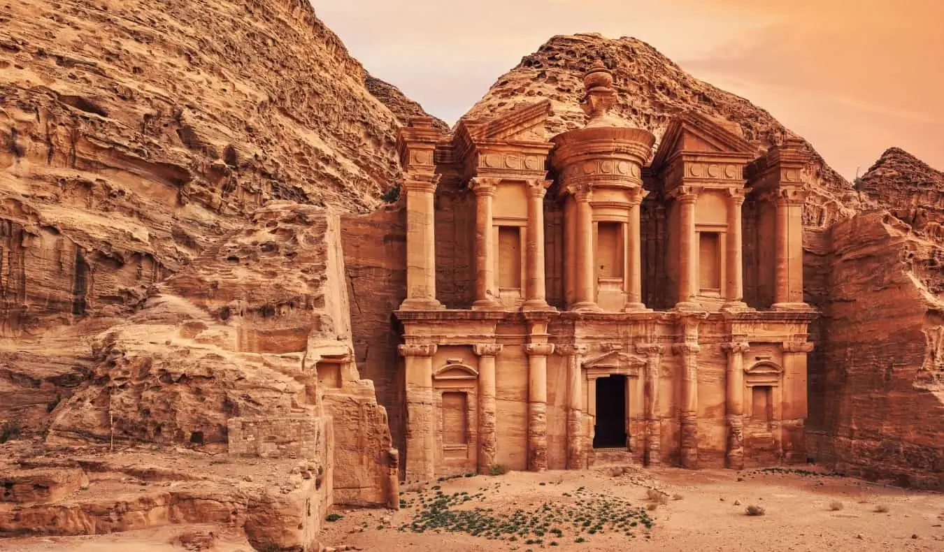 tàn tích được khắc trên bức tường đá ở Petra, Jordan