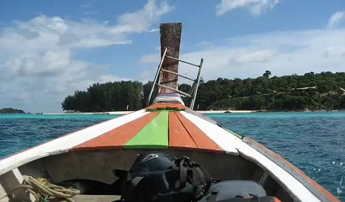 Vista desde la proa del barco que llega a Ko Lipe.