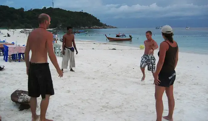 de groep voetbalt op het strand van Ko Lipe