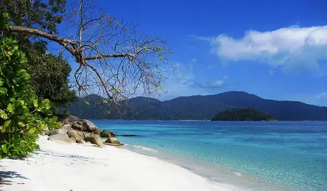 Una serena escena de playa en Ko Lipe, Tailandia.