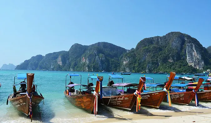 Tayland'ın klasik uzun kuyruklu tekneleri Ko Phi Phi'de güzel bir plajda sıralanmış