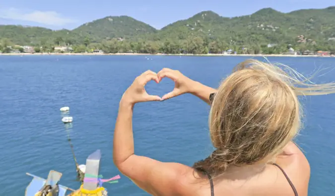 Alex posiert im Wanderland für ein Foto auf Koh Tao, Thailand