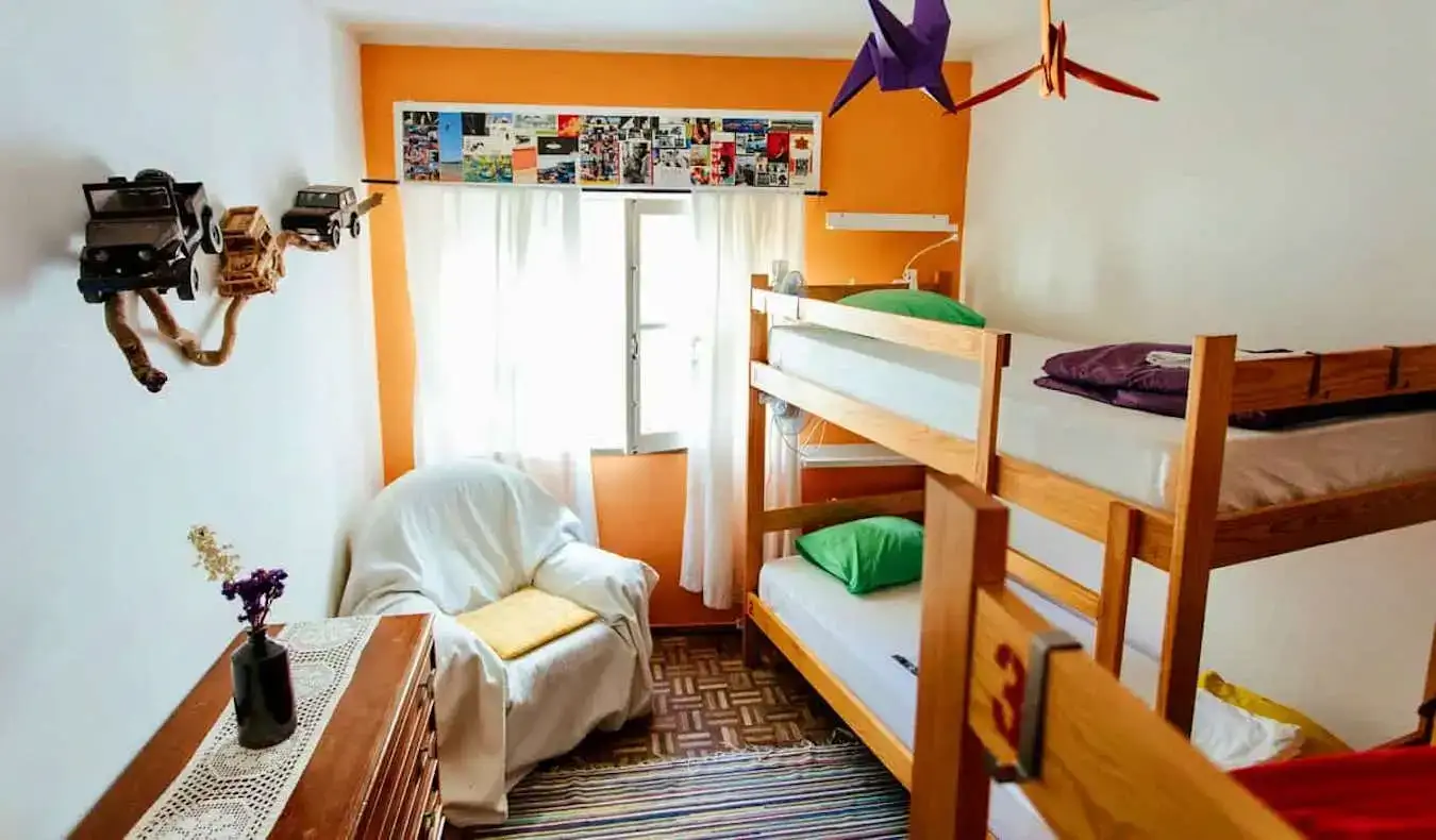 Un pequeño dormitorio en el Olive Hostel en Lagos, Portugal