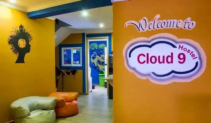 Kawasan umum yang mesra berhampiran pintu masuk asrama Cloud 9 di Lagos, Portugal