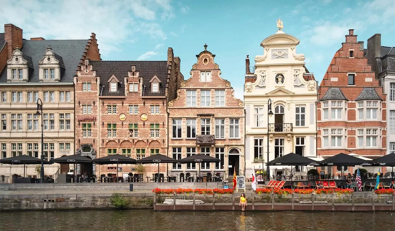 Michele van The Intrepid Guide aan een kanaal in Europa