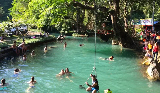 Isang grupo ng mga backpacker na naglalaro sa Vang Vieng