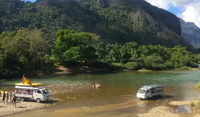 Backpackerbusser og transport i Vang Vieng, Laos