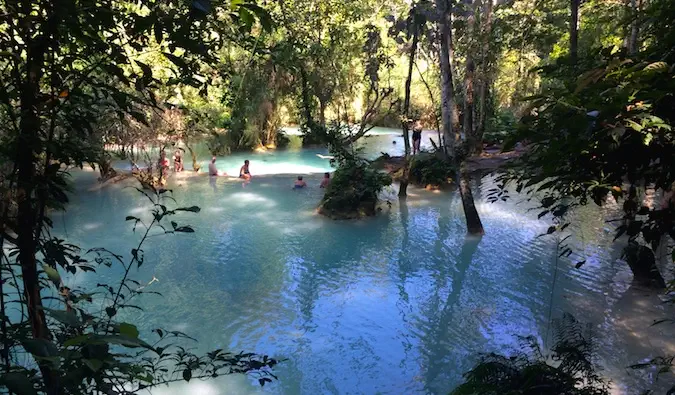 Pelancong berenang di air terjun Kuang Si di Laos