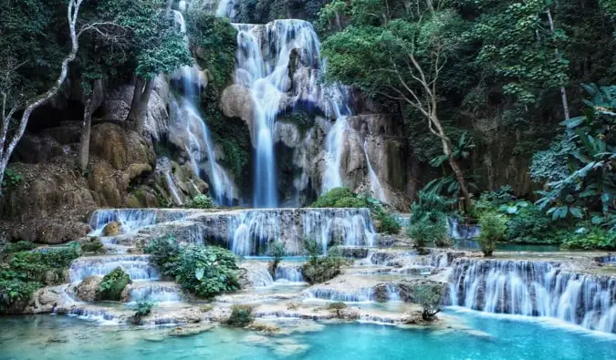 De berømte fossene ved Kuang Si i Laos