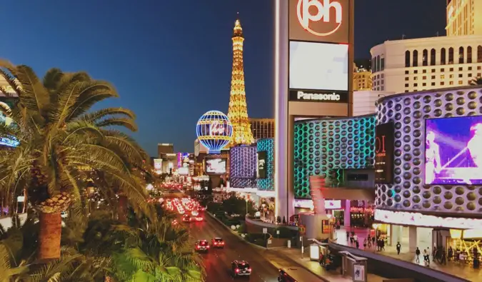 Een drukke straten en felle lichten van Las Vegas 's nachts