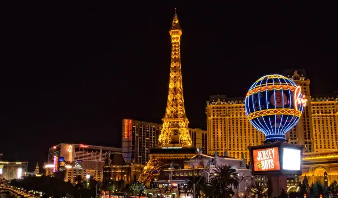 De Eiffeltoren in Las Vegas 's nachts