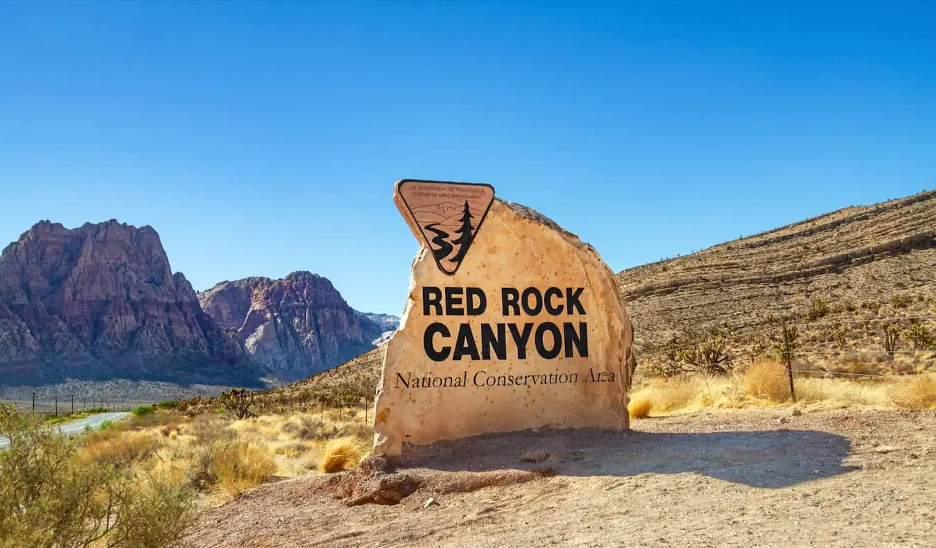 Las Vegas, ABD yakınlarındaki Red Rock Canyon yürüyüş parkurlarının yakınındaki tabela