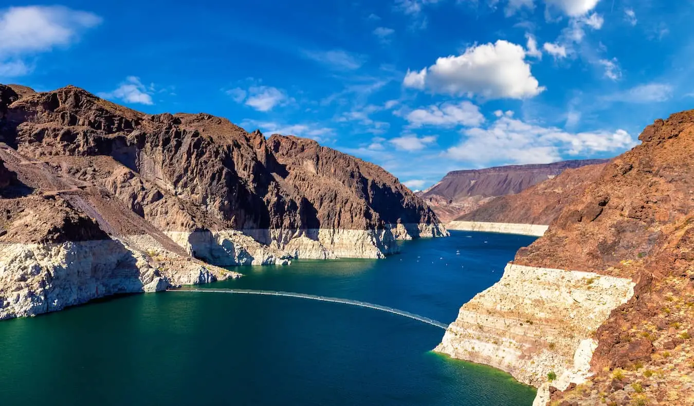 Ustupujúce vody jazera Mead, v blízkosti priehrady Hoover Dam a Las Vegas, Nevada