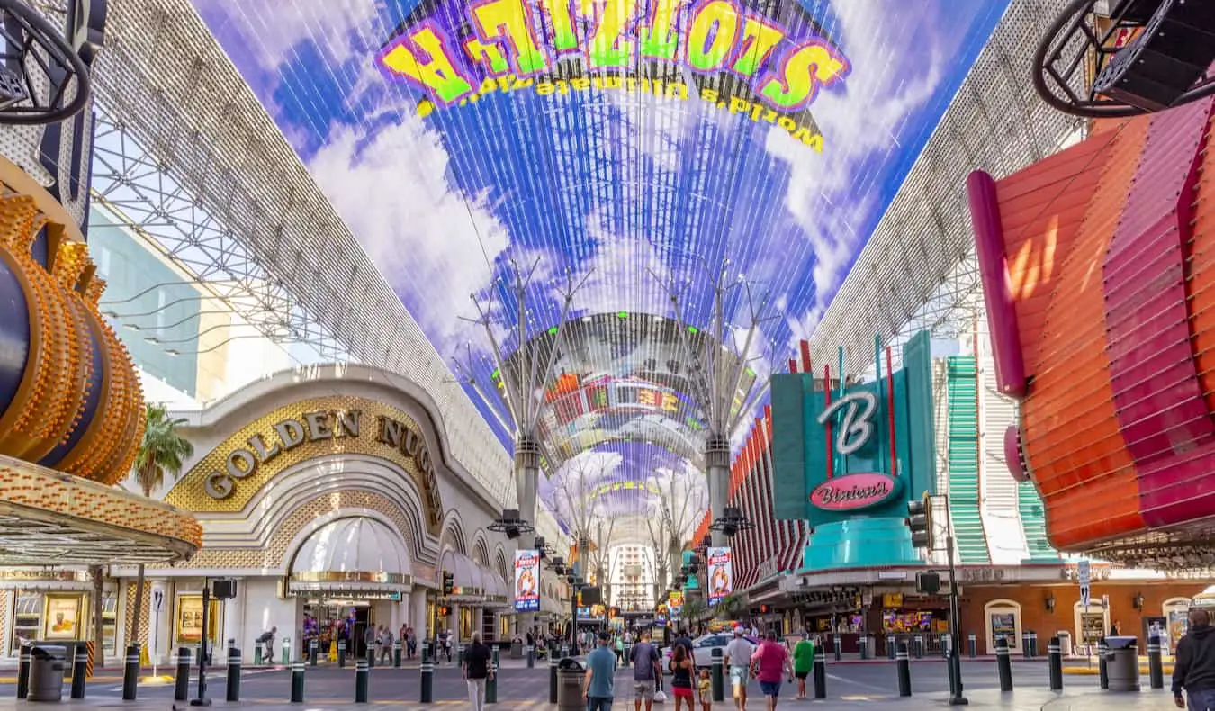 Jalan setapak yang ramai di Fremont Street yang ramai di Las Vegas, Nevada