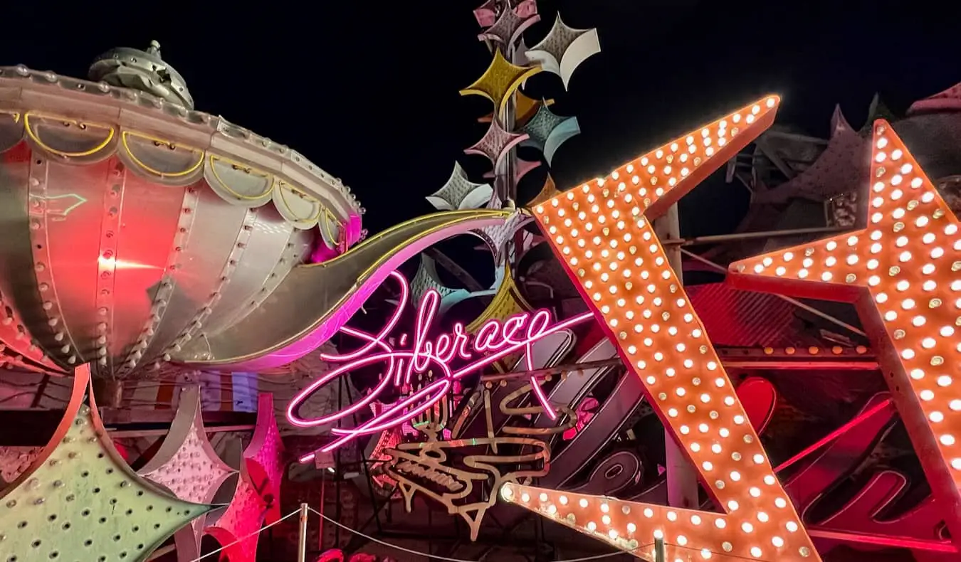 Il famoso Neon Museum illuminato di notte a Las Vegas, Nevada