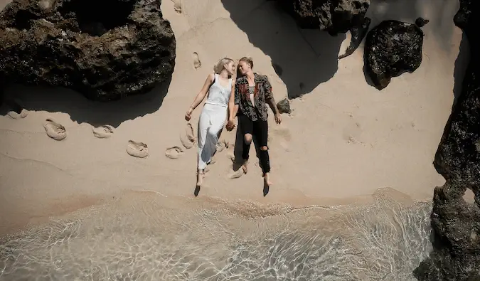 Charlotte e Natalie em uma praia em Bali