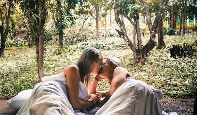 Charlotte e Natalie dormindo em uma selva na Tailândia