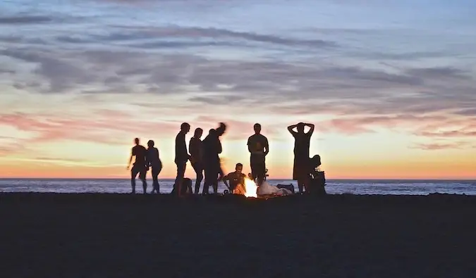 Reizigers die samen op een strand rondhangen