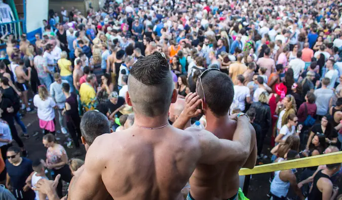 Menn på en nederlandsk queer musikkfestival kalt milkshake festival i Amsterdam, Nederland