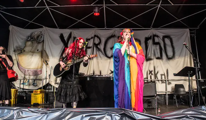 Artisti drag vestiti a Kreuzberg, evento dell'orgoglio LGBT di Berlino