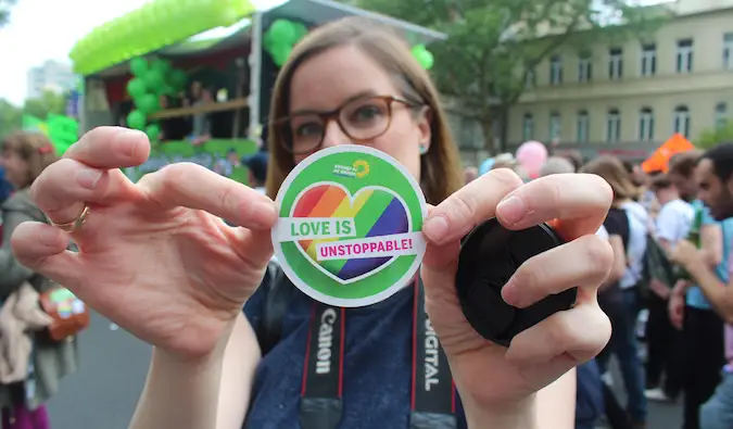 Dívka držící LGBT lásku je nezastavitelná přilepená na akci v Berlíně v Evropě