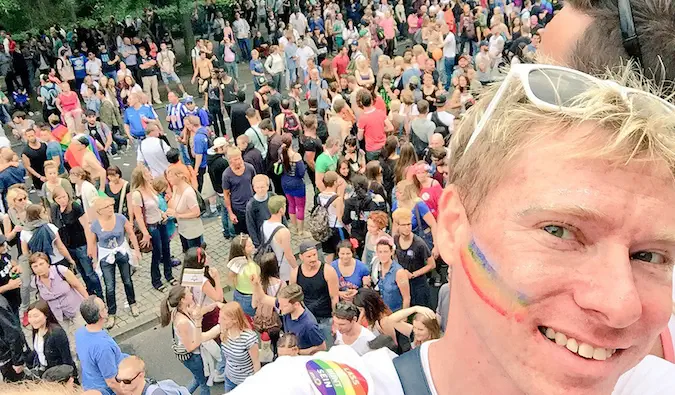 Adam Groffman, un viajero gay en un evento del orgullo gay en Berlín, Alemania