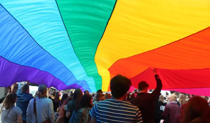 Regenboogvlag op de EuroPride-mars in Riga, Letland in 2015, gemaakt door Adam