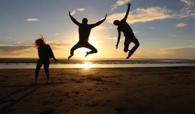 Veganistische reiziger Chris springt tijdens een zonsondergangfoto in Californië