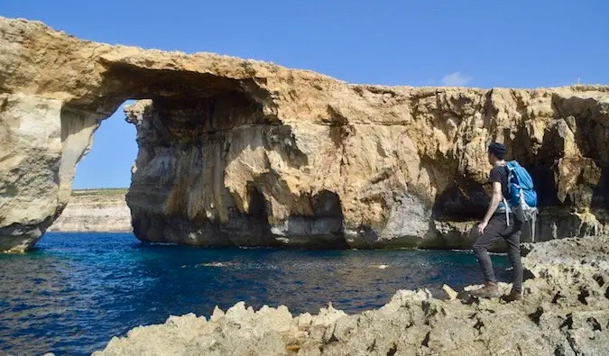 veganistische reiziger Chris Oldfield bij het Azure Window in Malta