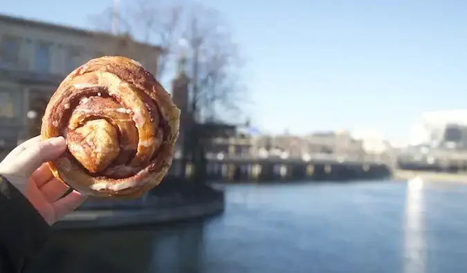 Een veganistisch kaneelbroodje in Stockholm, Zweden