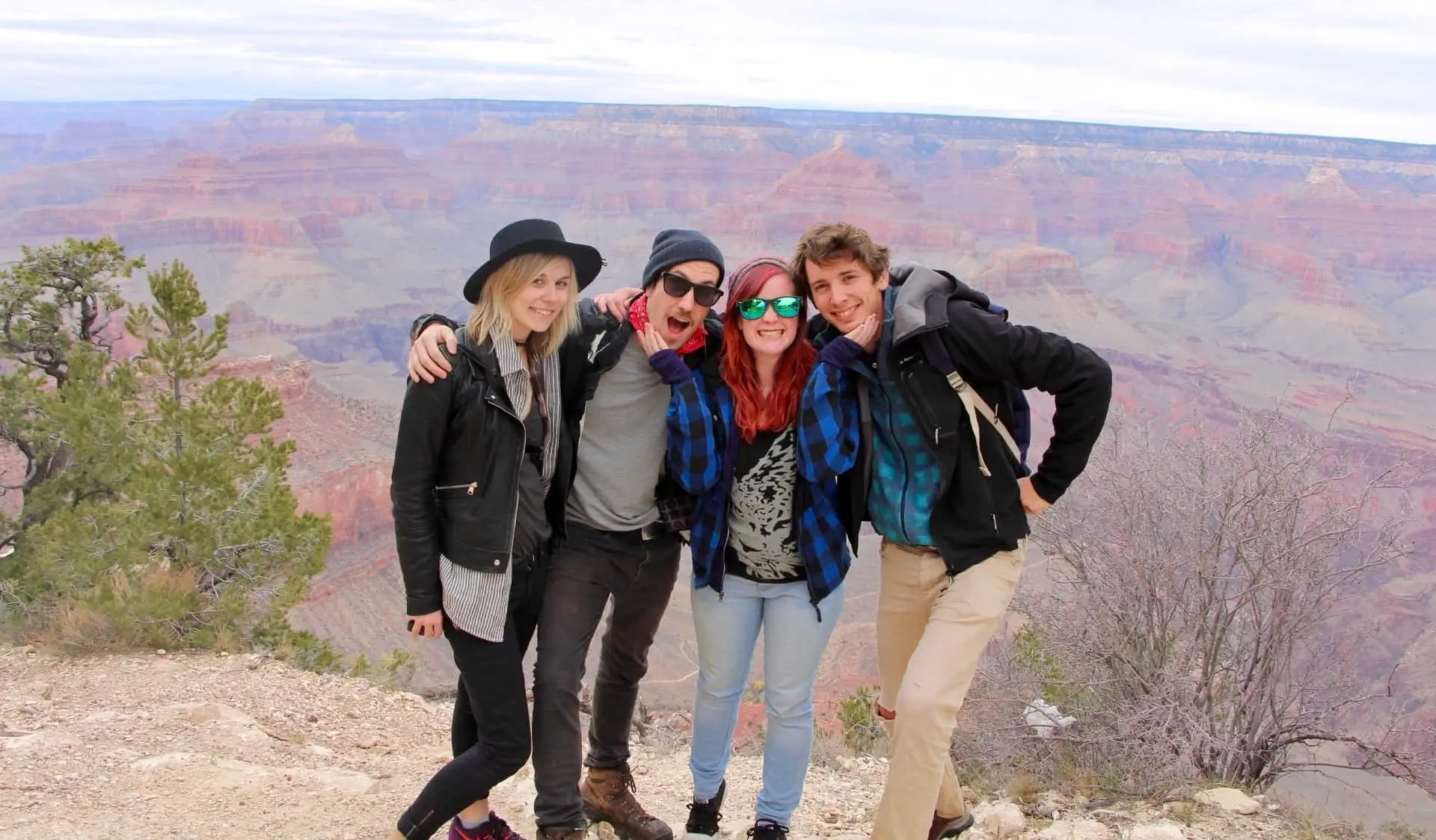 Een groep reizigers poseert voor een foto in de Grand Canyon in de VS