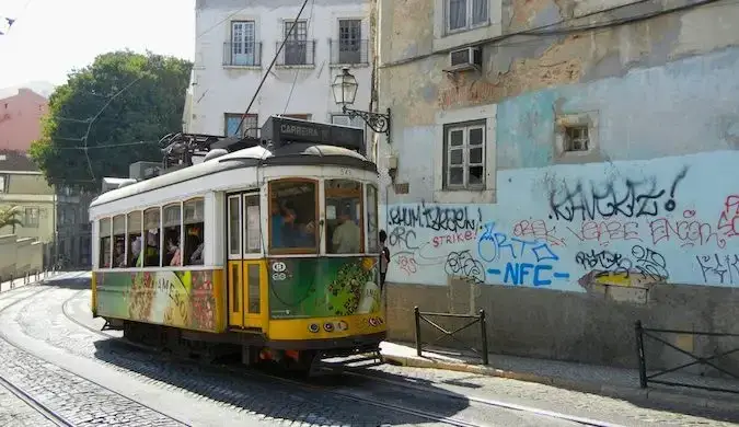 teleférico e rua de paralelepípedos em Lisboa