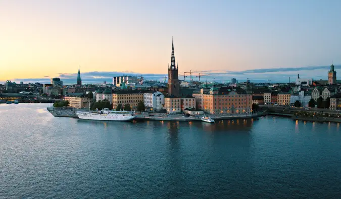 Regal statue i midten af ​​pladsen i Stockholm, Sverige