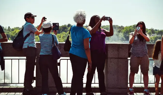 skupina turista koja fotografira