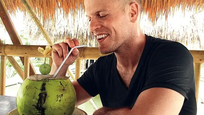 Tim Ferriss sööb kookospähklit