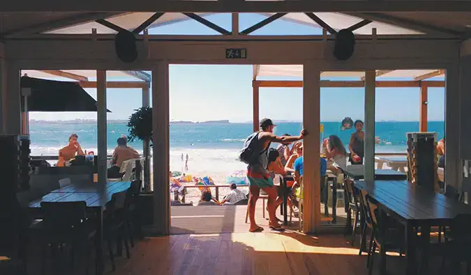 Een gesprek in een bar vlakbij een strand