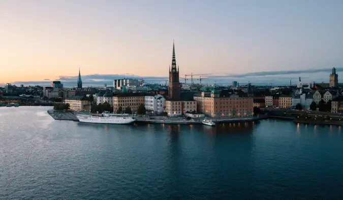 Mavi sularla çevrili İsveç'in Stockholm silueti