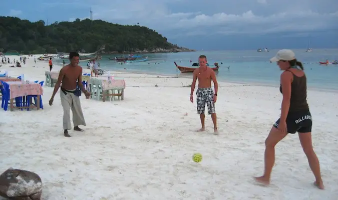 Budget-Rucksacktouristen spielen Fußball am Strand von Ko Lipe