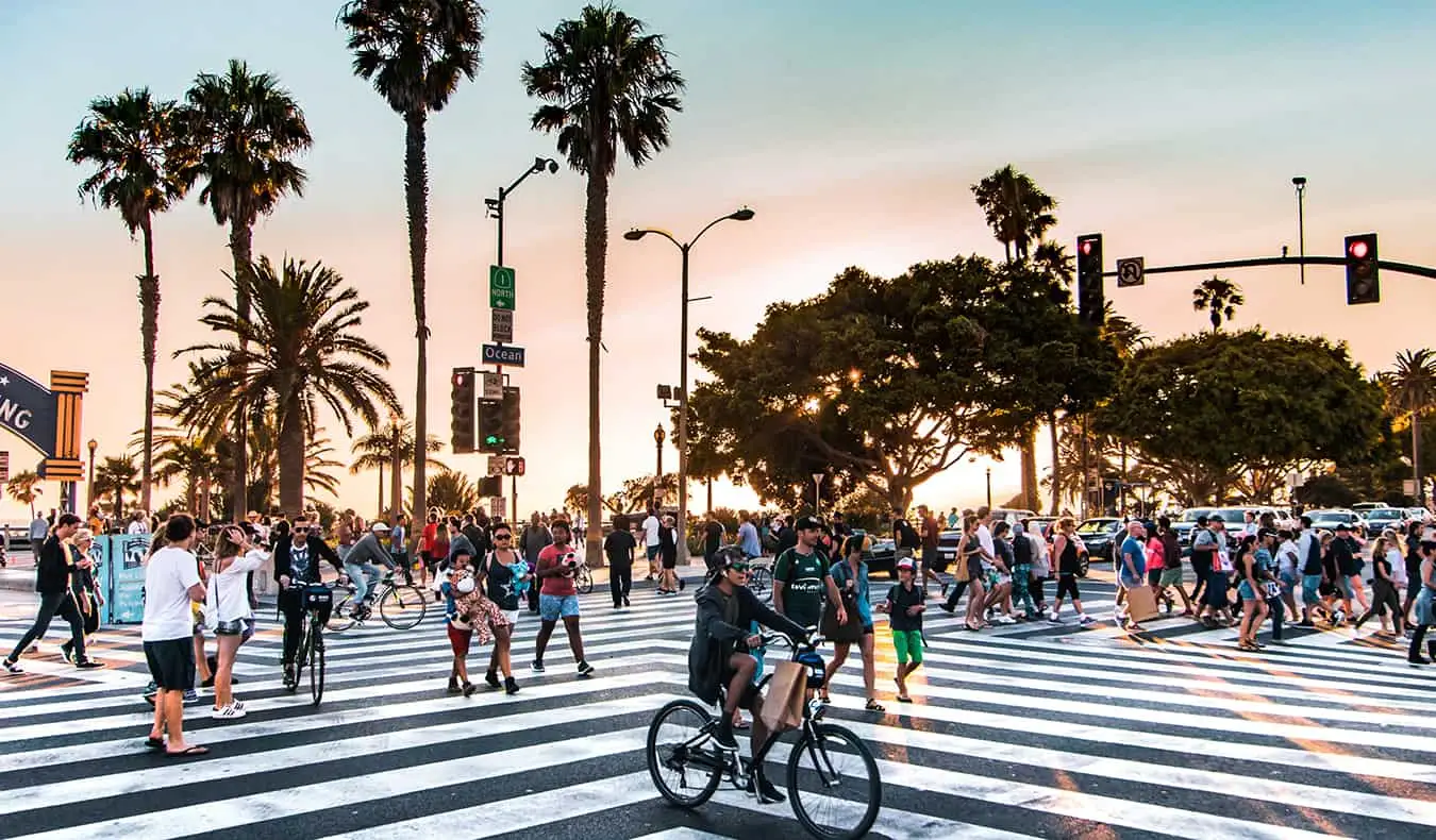 Un concurrido paso de peatones de Los Ángeles lleno de gente durante la puesta de sol