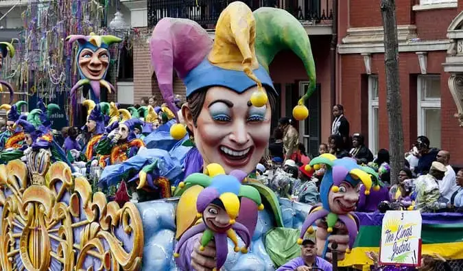 Barevné plovoucí na ulicích v Mardi Gras