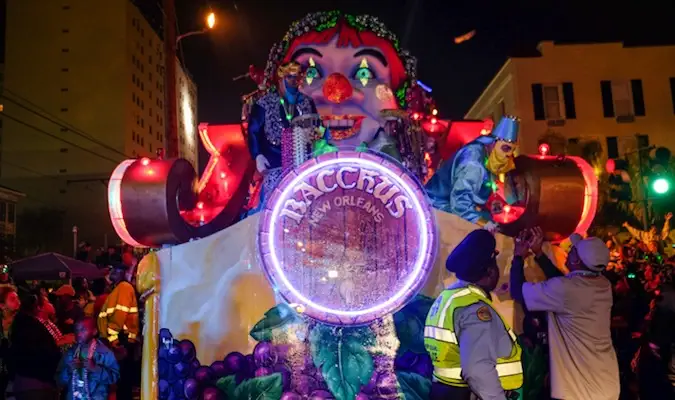 Grote verlichte praalwagen op Bourbon Street