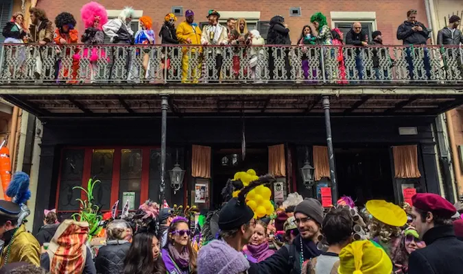 Miradors mirant la desfilada de Mardi Gras