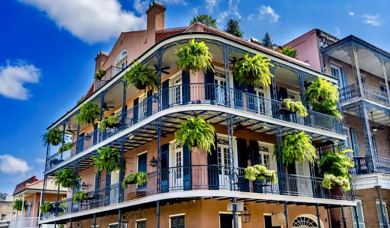 Sebuah bangunan besar dan bersejarah di French Quarter di New Orleans, Amerika Serikat pada hari yang cerah