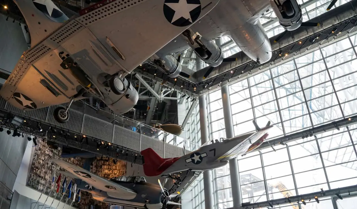 Avions suspendus dans les airs au musée de la Seconde Guerre mondiale à la Nouvelle-Orléans, États-Unis