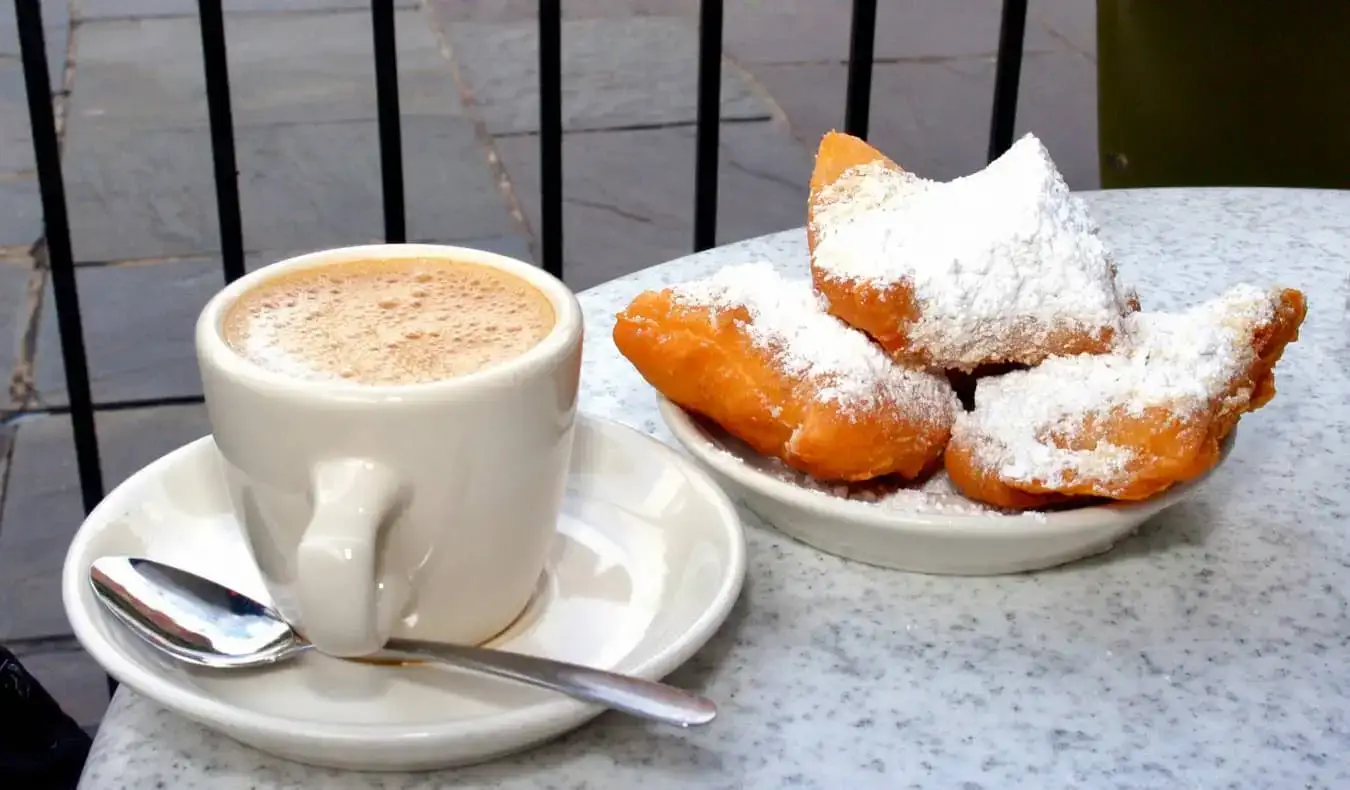 ニューオーリンズのカフェでのコーヒーとデザート