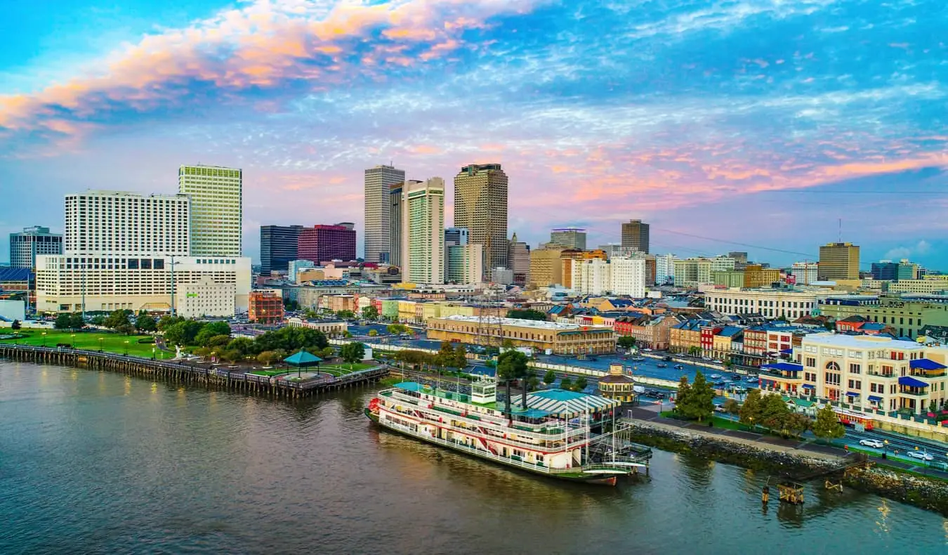 Panoráma New Orleans při pohledu z výšky nad vodou se starým parníkem