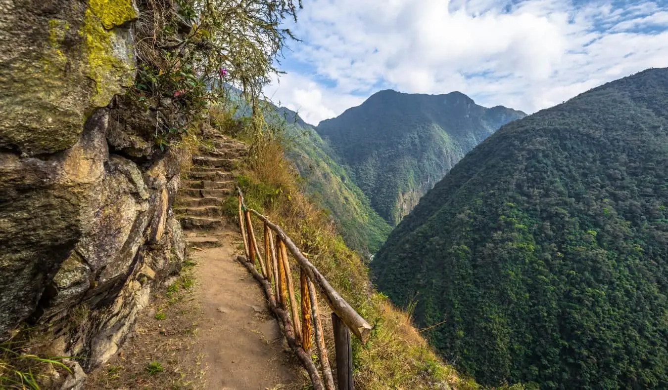 Osuus Inca Trail -polusta, pitkän matkan vaellus, joka johtaa Machu Picchuun Perussa