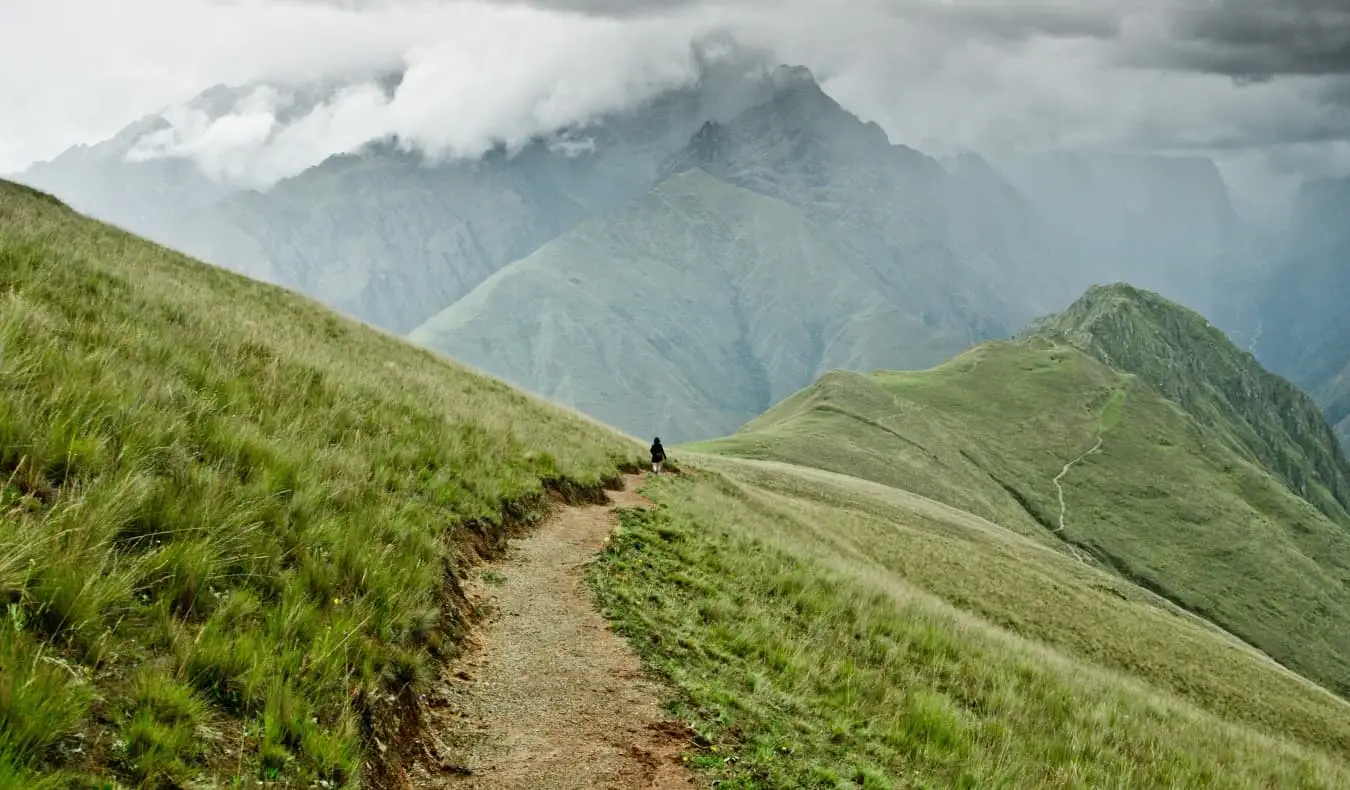 Peru'daki Kutsal Vadi'den geçen bir yol