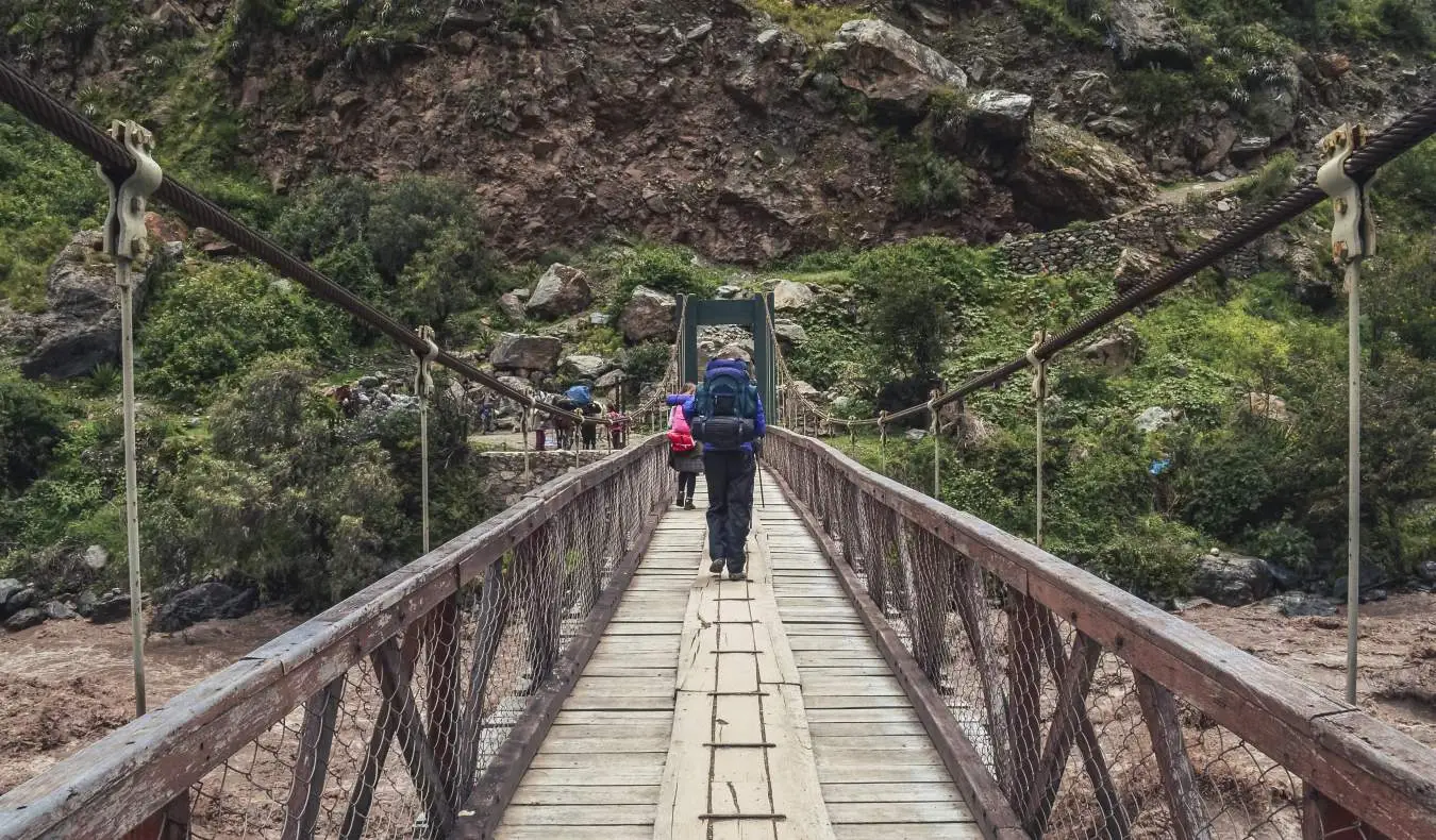 秘鲁印加古道起点的木绳吊桥上的徒步旅行者